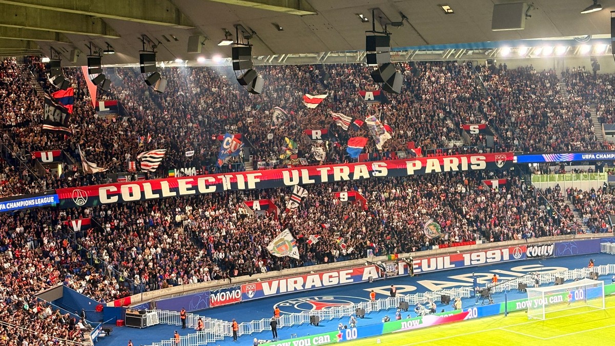 Fanúšikovia Paríža St. Germain počas zápasu so Slovanom Bratislava v Lige majstrov. 