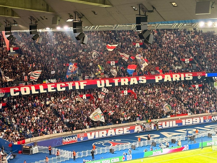 Fanúšikovia Paríža St. Germain počas zápasu so Slovanom Bratislava v Lige majstrov. 