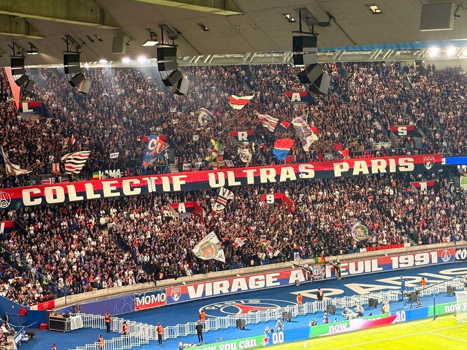 Fanúšikovia Paríža St. Germain počas zápasu so Slovanom Bratislava v Lige majstrov. 