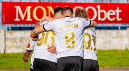 Futbalisti FC Petržalka oslavujú gól.