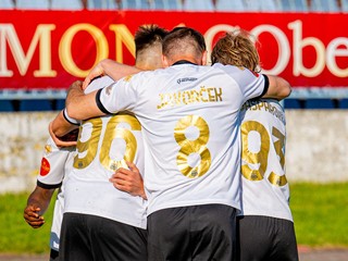 Futbalisti FC Petržalka oslavujú gól.