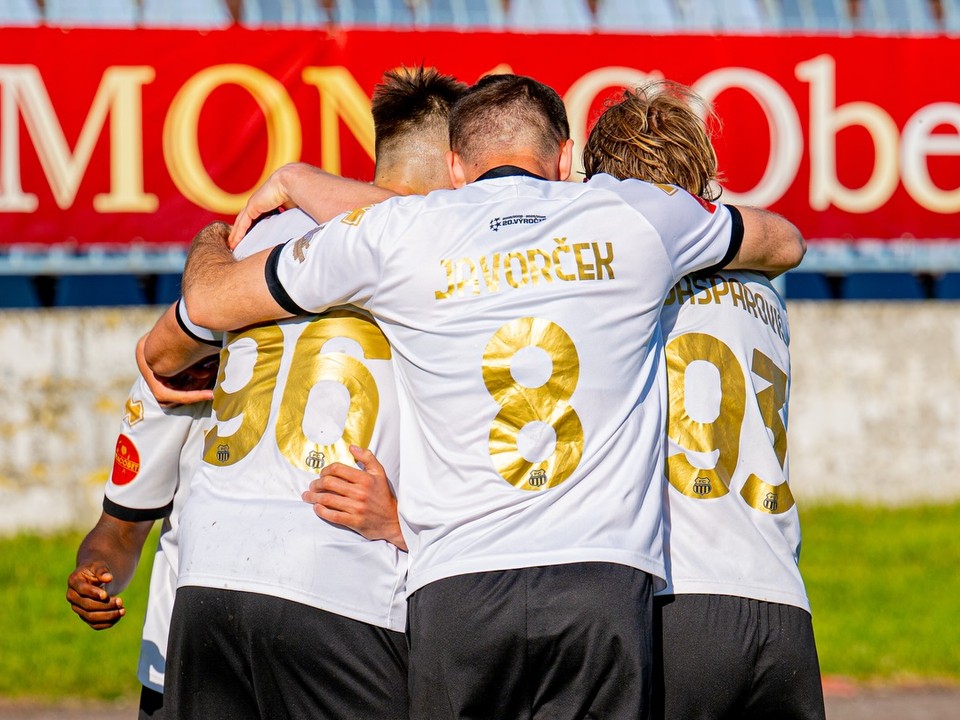 Futbalisti FC Petržalka oslavujú gól.