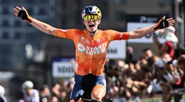 Demi Volleringová sa teší z triumfu na MS v cyklistike 2026