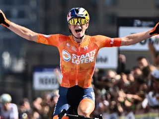 Demi Volleringová sa teší z triumfu na MS v cyklistike 2026