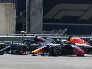 Max Verstappen v súboji s Lewisom Hamiltonom na VC Veľkej Británie.