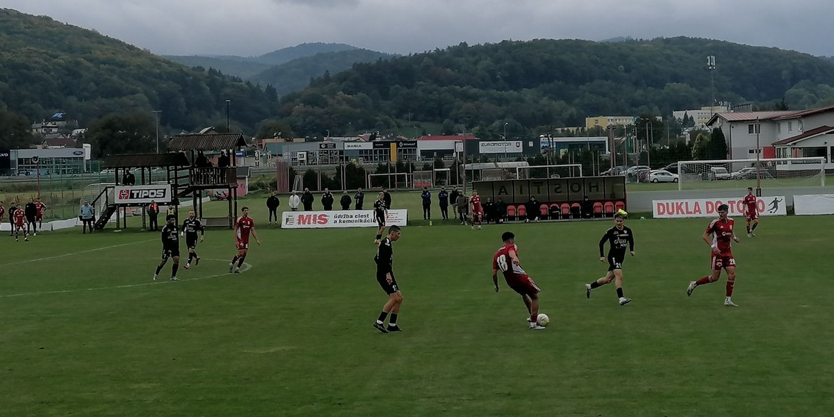 Najlepšie béčko malo na predzápasovom tréningu 35 hráčov. Jeho súper iba ôsmich