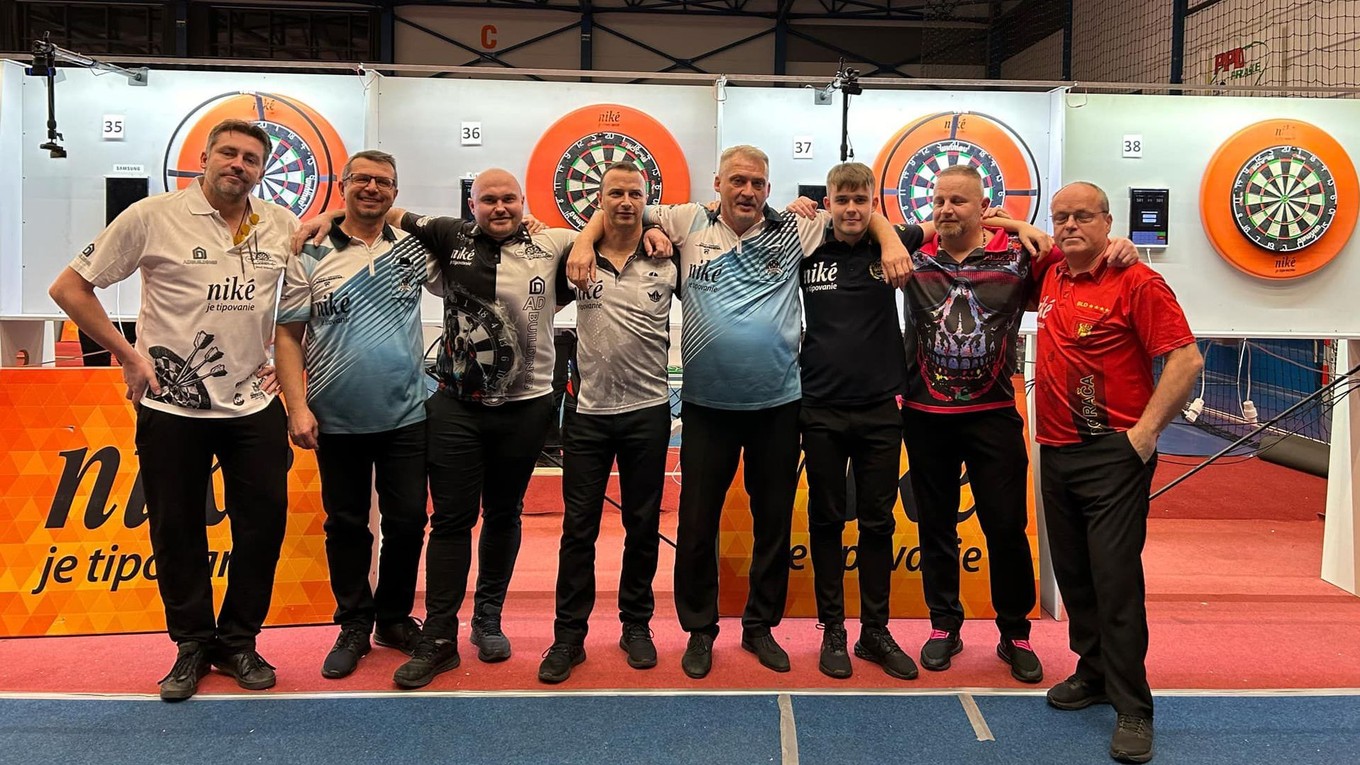 Účastníci januárového play-off Niké Dart League 2025.