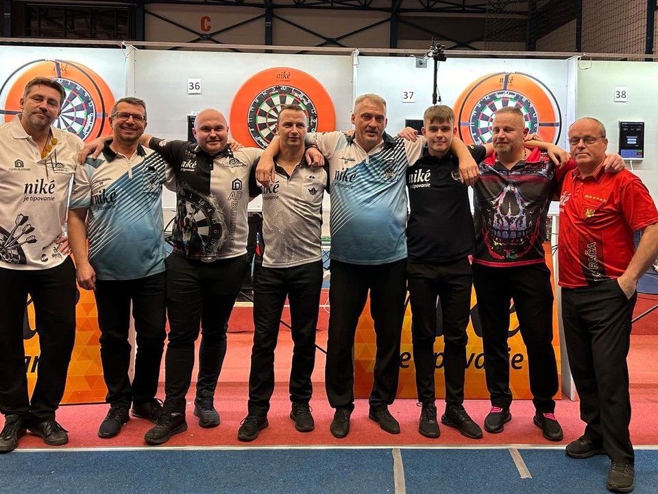 Účastníci januárového play-off Niké Dart League 2025.