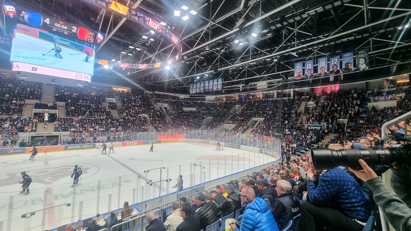 Hokejoví fanúšikovia na Zimnom štadióne Ondreja Nepelu. 
