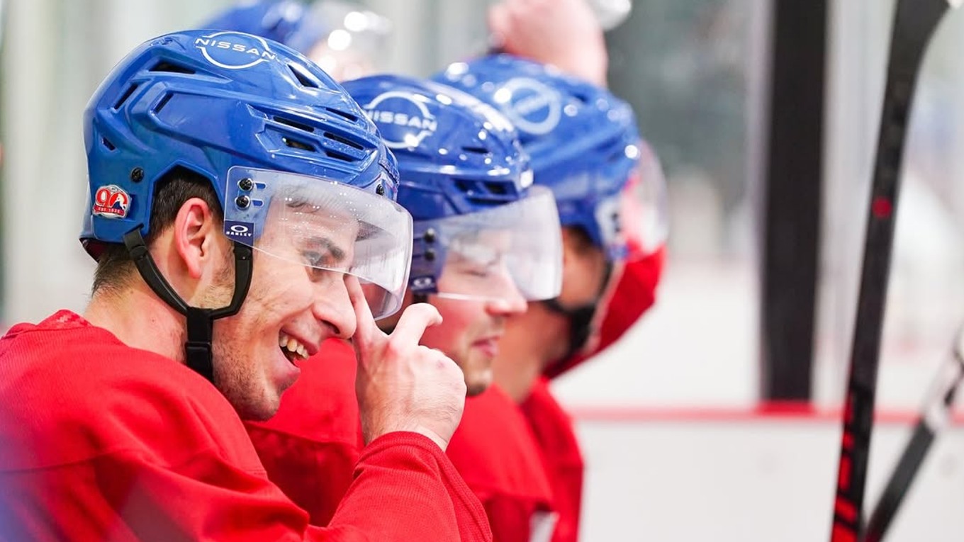 Filip Mešár na lavičke Lavalu. 