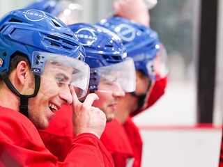 Filip Mešár na lavičke Lavalu. 