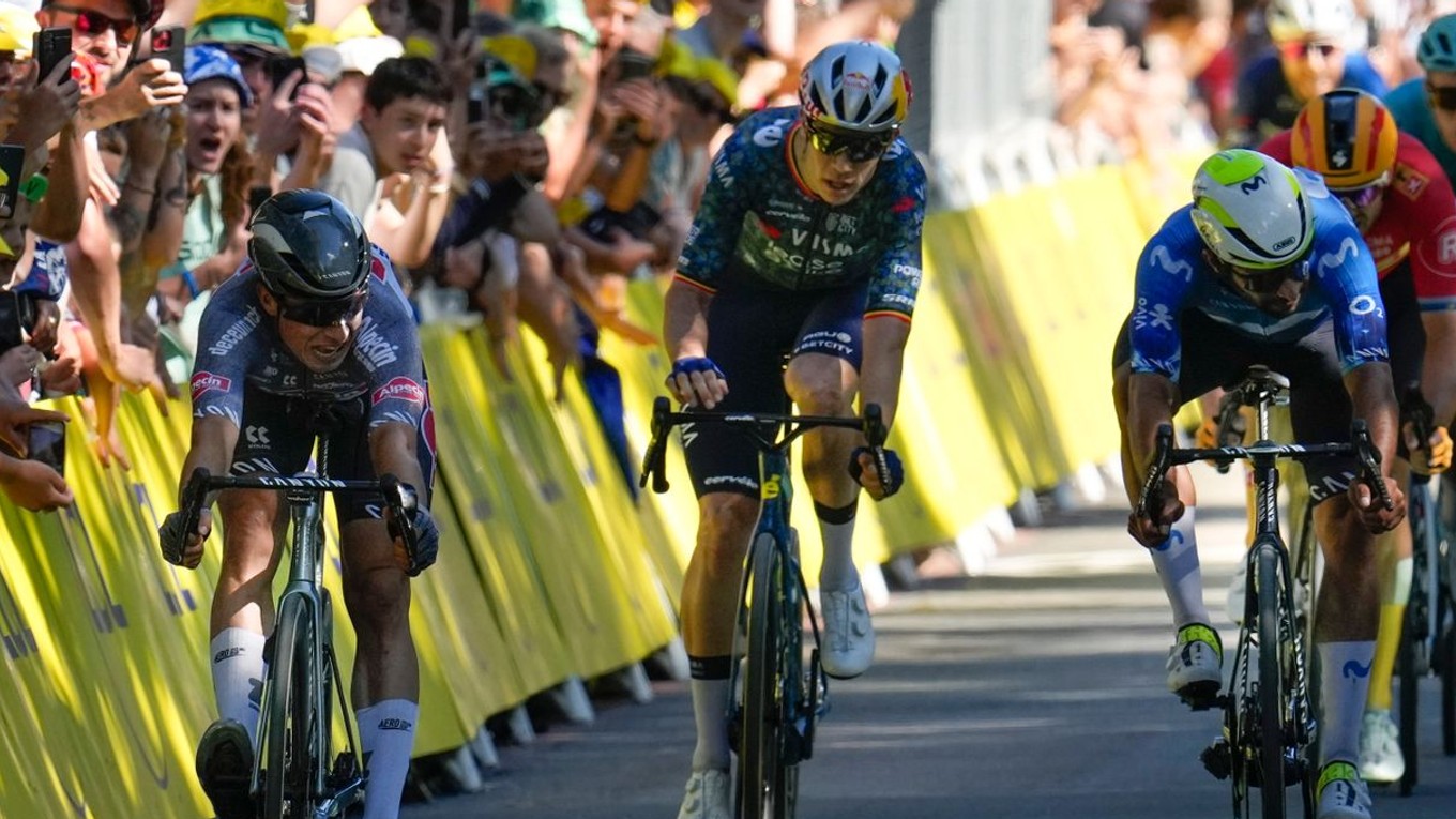 Belgickí cyklisti Jasper Philipsen a Wout van Aert (vľavo) v cieli 6. etapy Tour de France 2024. 