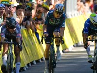 Belgickí cyklisti Jasper Philipsen a Wout van Aert (vľavo) v cieli 6. etapy Tour de France 2024. 