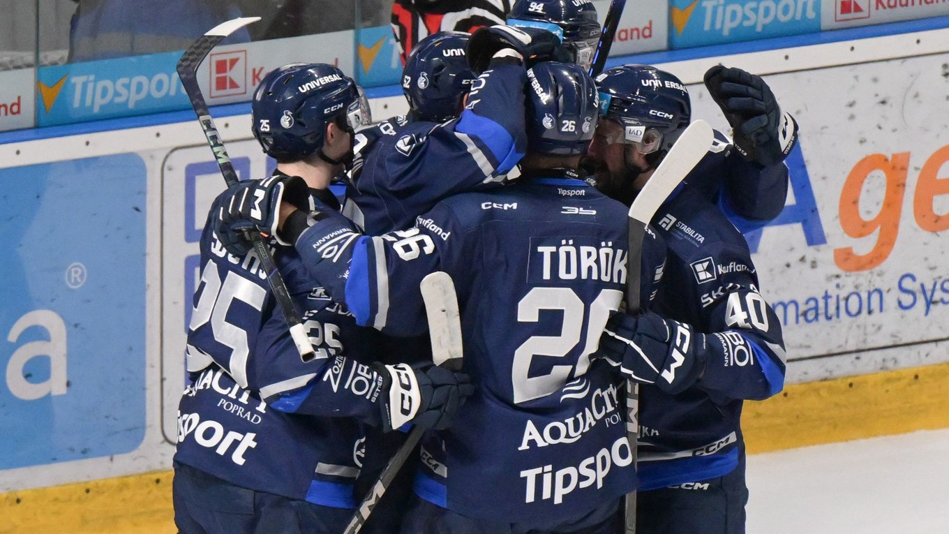 Hráči Popradu sa tešia z úvodného gólu v zápase 19. kola hokejovej Tipsport ligy HK Nitra - HK Poprad.