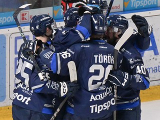 Hráči Popradu sa tešia z úvodného gólu v zápase 19. kola hokejovej Tipsport ligy HK Nitra - HK Poprad.