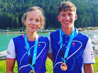 Romana Švecová a Marko Bergendi s medailami na MS juniorov v rýchlostnej kanoistike 2023.