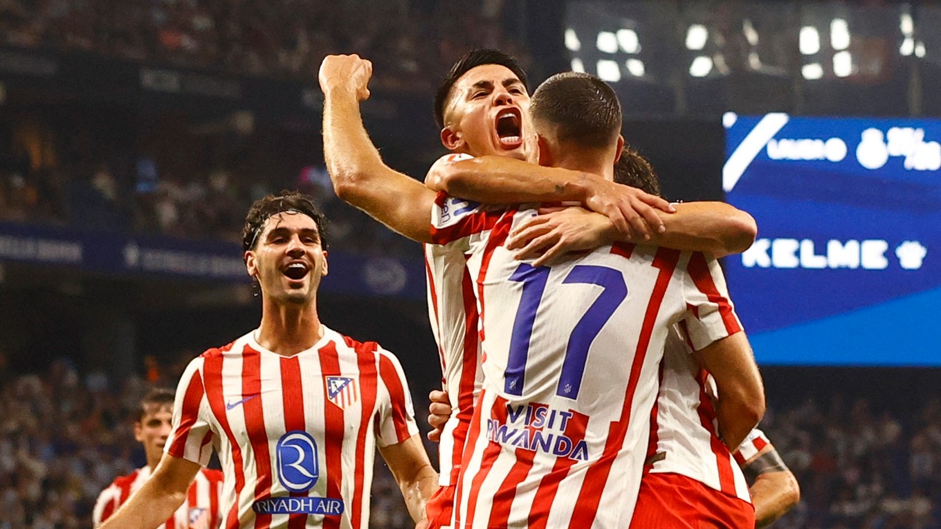 Dávid Hancko oslavuje s Atléticom Madrid gól. 