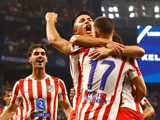 Dávid Hancko oslavuje s Atléticom Madrid gól. 