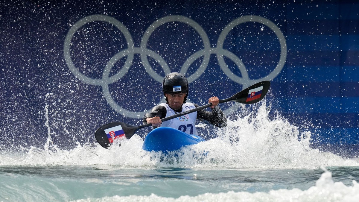 Jakub Grigar v disciplíne kajak kros na OH v Paríži 2024.