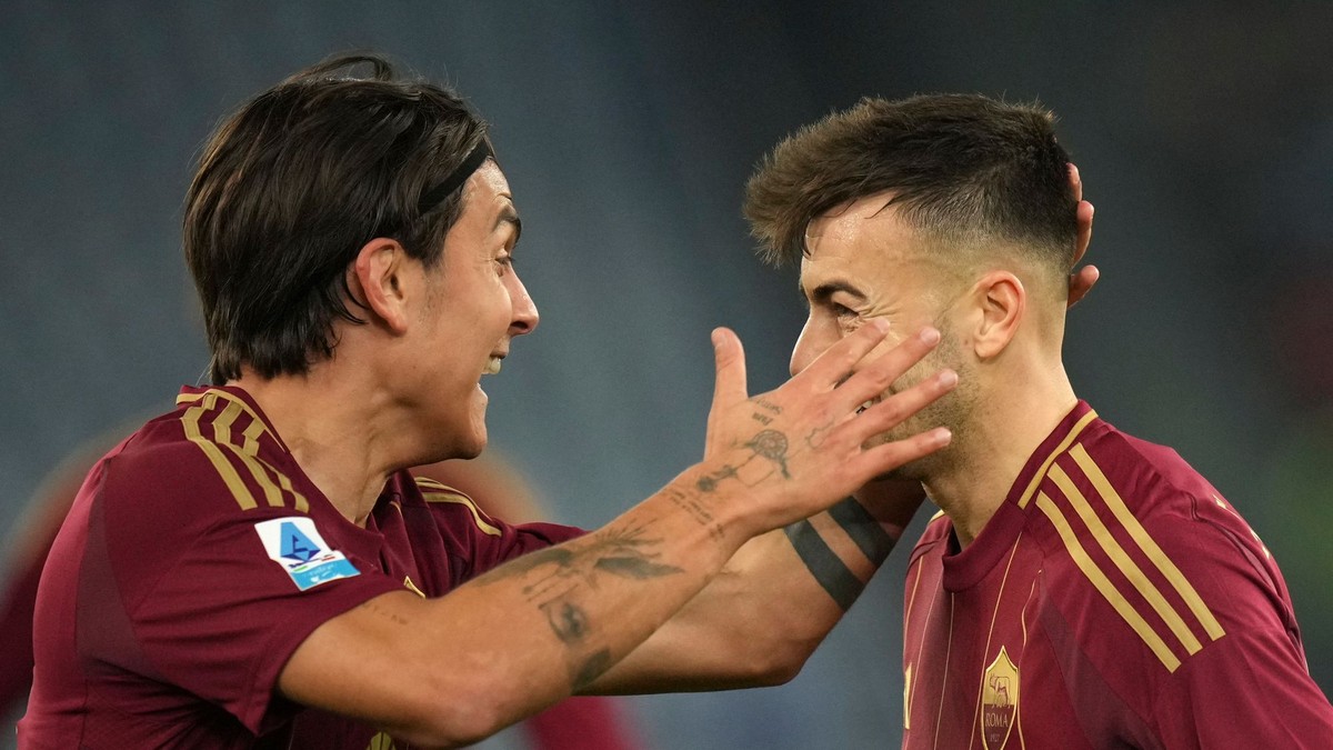 Futbalisti AS Rím, sprava Stephan El Shaarawy a Paulo Dybala.