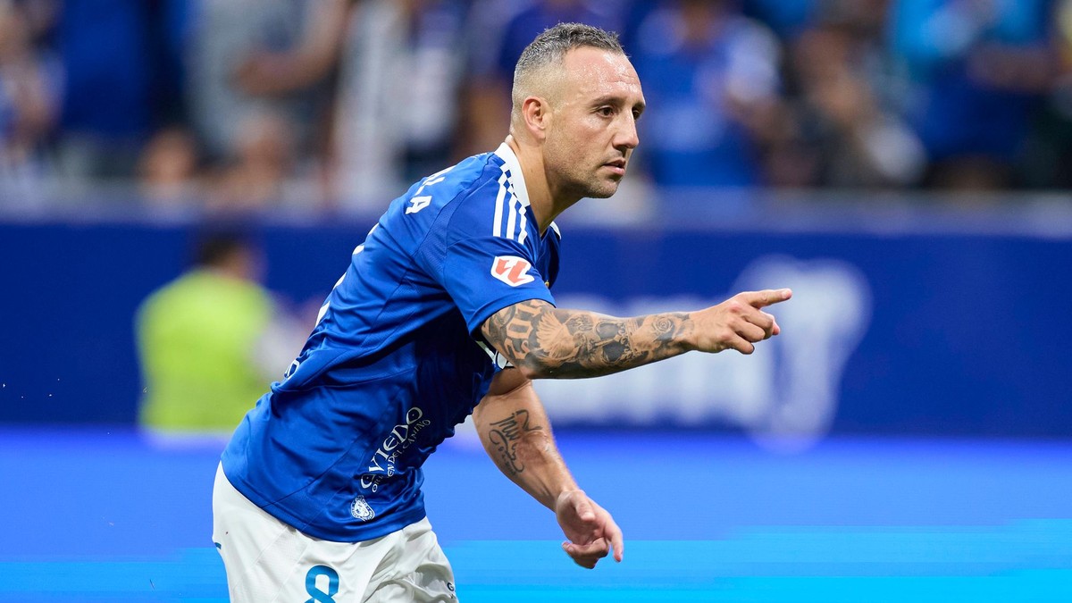 Španielsky futbalista Santi Cazorla v drese Realu Oviedo.