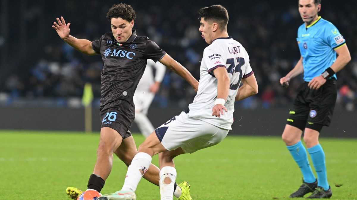 Adam Obert (vpravo) v zápase Neapol - Cagliari