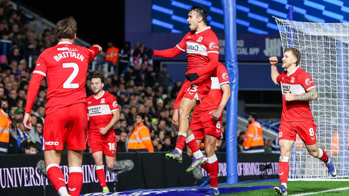 Slovenský futbalista David Strelec (v strede) sa teší z gólu v drese Middlesbrough FC.