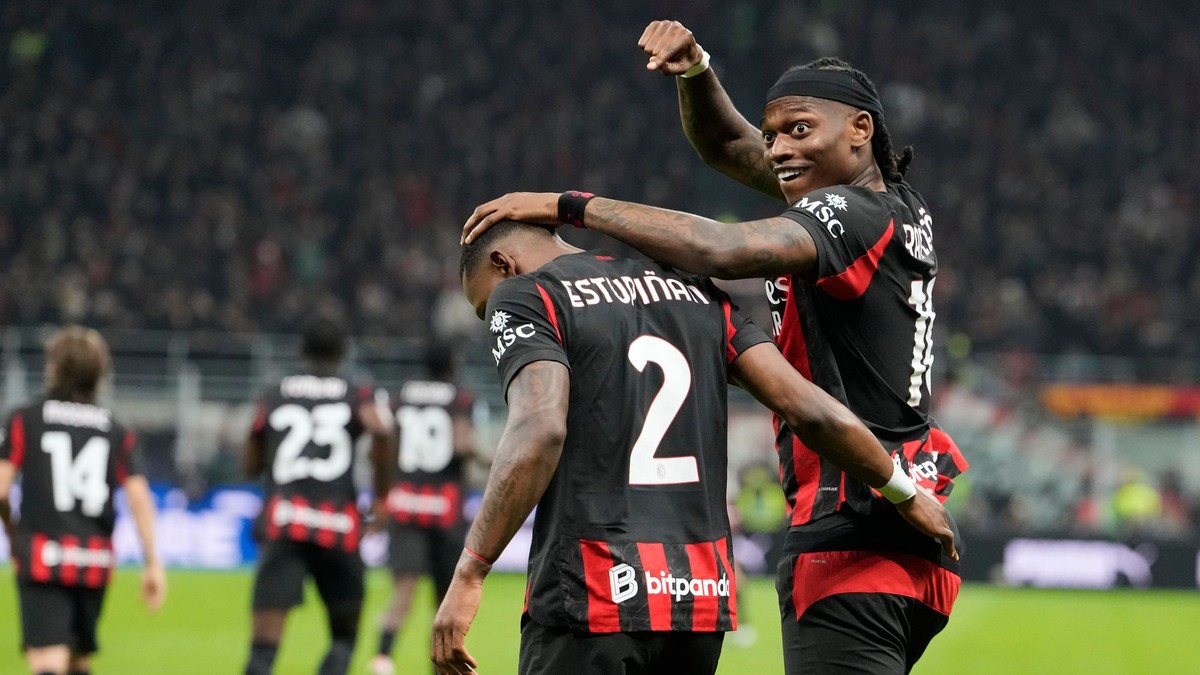 Hráč AC Miláno Pervis Estupinan (uprostred) oslavuje so spoluhráčom Rafaelom Leaom 