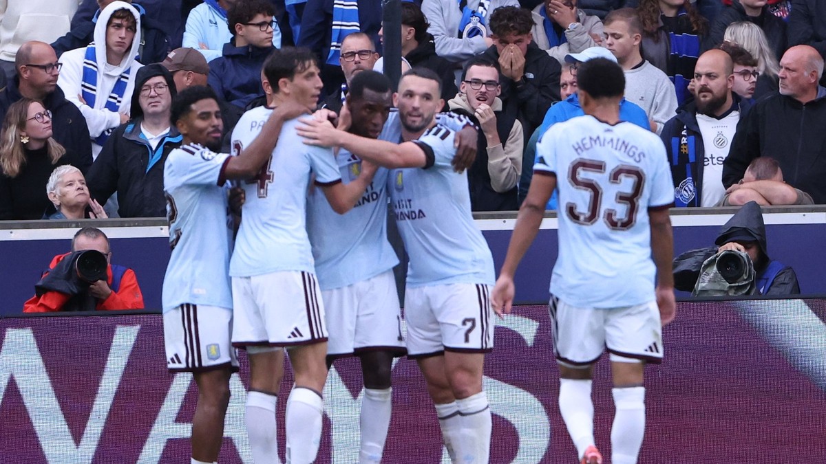 Aston Villa oslavuje gól. 