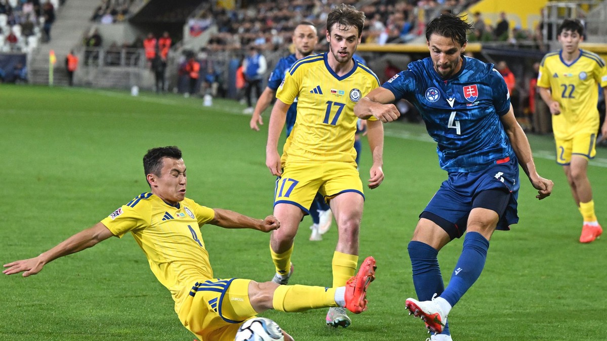Slovenský obranca Martin Valjent (vpravo) v zápase Ligy národov proti Kazachstanu. 