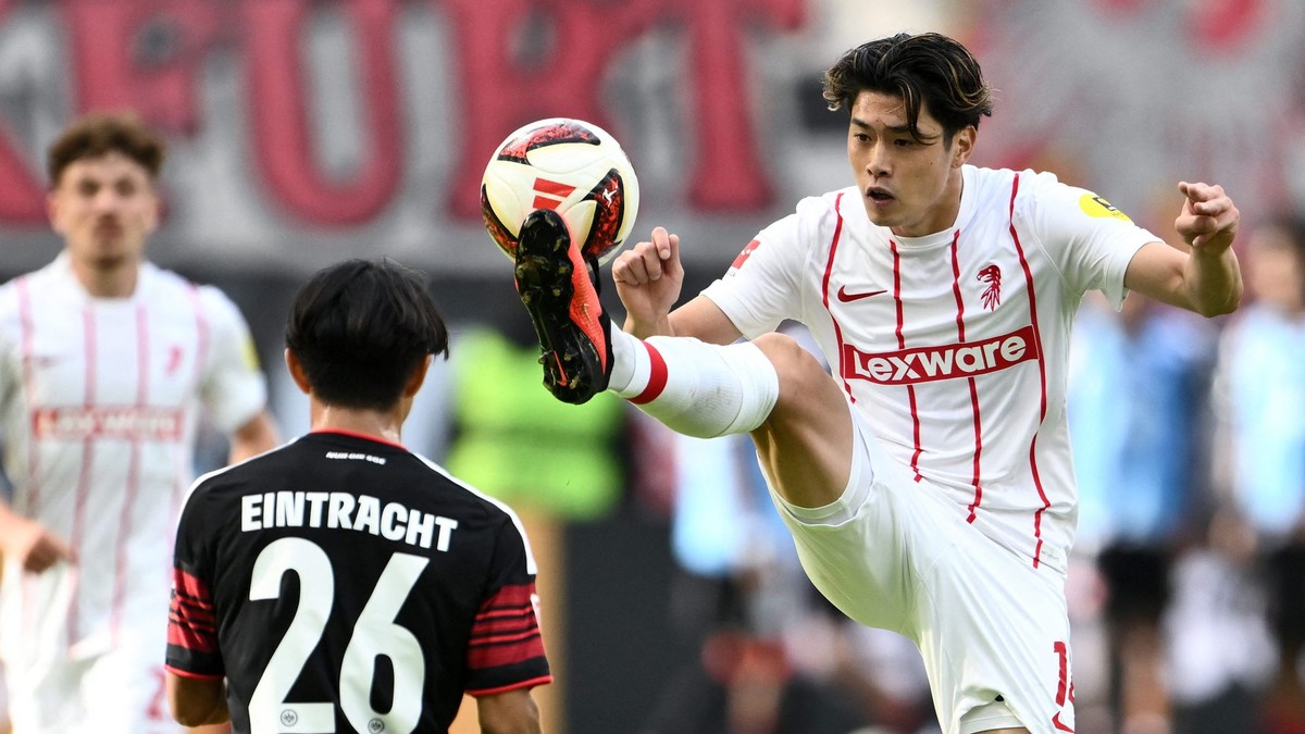 Na snímke hráč Freiburgu Juito Suzuki (vpravo) a hráč Frankfurtu Keita Kosugi
bojujú o loptu v zápase 4. kola Bundesligy vo futbale Eintracht Frankfurt - SC Freiburg.