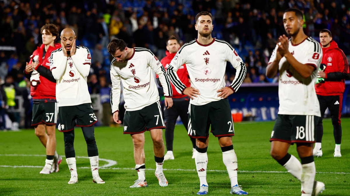 Sklamaní futbalisti Manchestru United po prehre s Comom v zápase Ligy majstrov. 