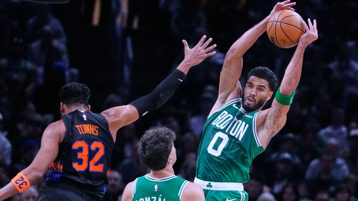 Jayson Tatum (0) z Bostonu Celtics a Karl-Anthony Towns (32)