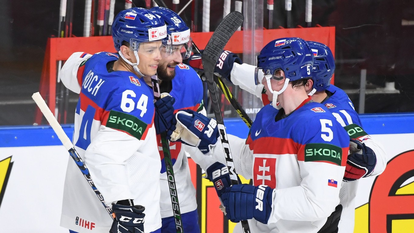 Róbert Lantoši sa so spoluhráčmi teší po strelenom góle v zápase Slovensko - Nórsko na MS v hokeji 2023.