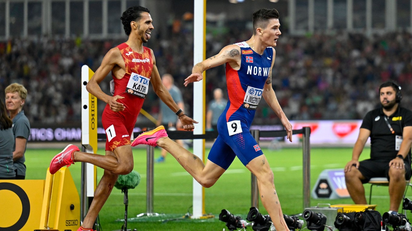 Jakob Ingebrigtsen (vpravo) a Mohamed Katir v behu na 5000 m na MS v atletike 2023.