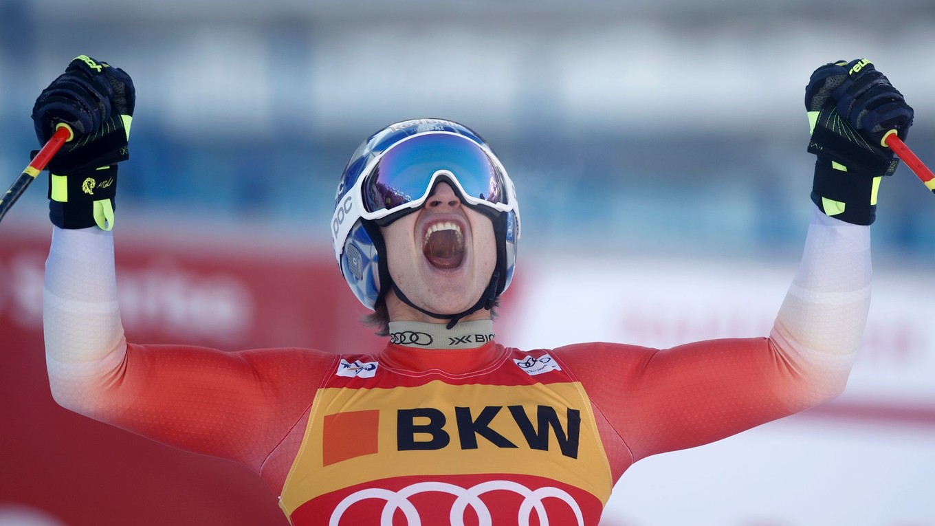 Švajčiarsky lyžiar Marco Odermatt sa teší z prvého triumfu v zjazde.