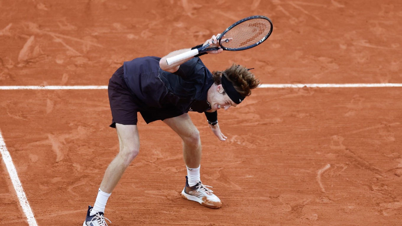 Frustrovaný Andrej Rubľov v 3. kole Roland Garros 2024.
