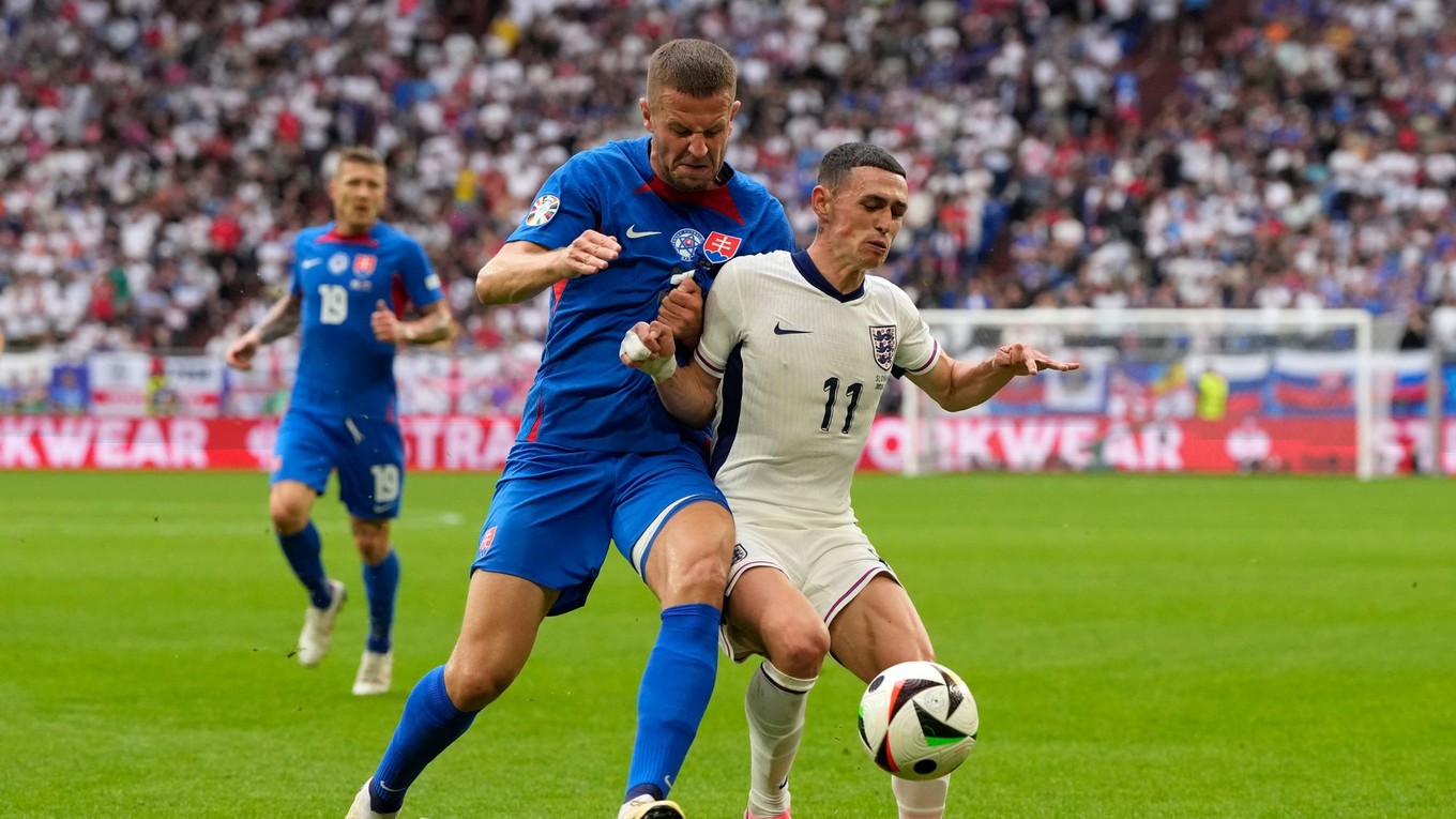 Phil Foden a Denis Vavro v súboji o loptu v zápase Slovensko - Anglicko v osemfinále EURO 2024.