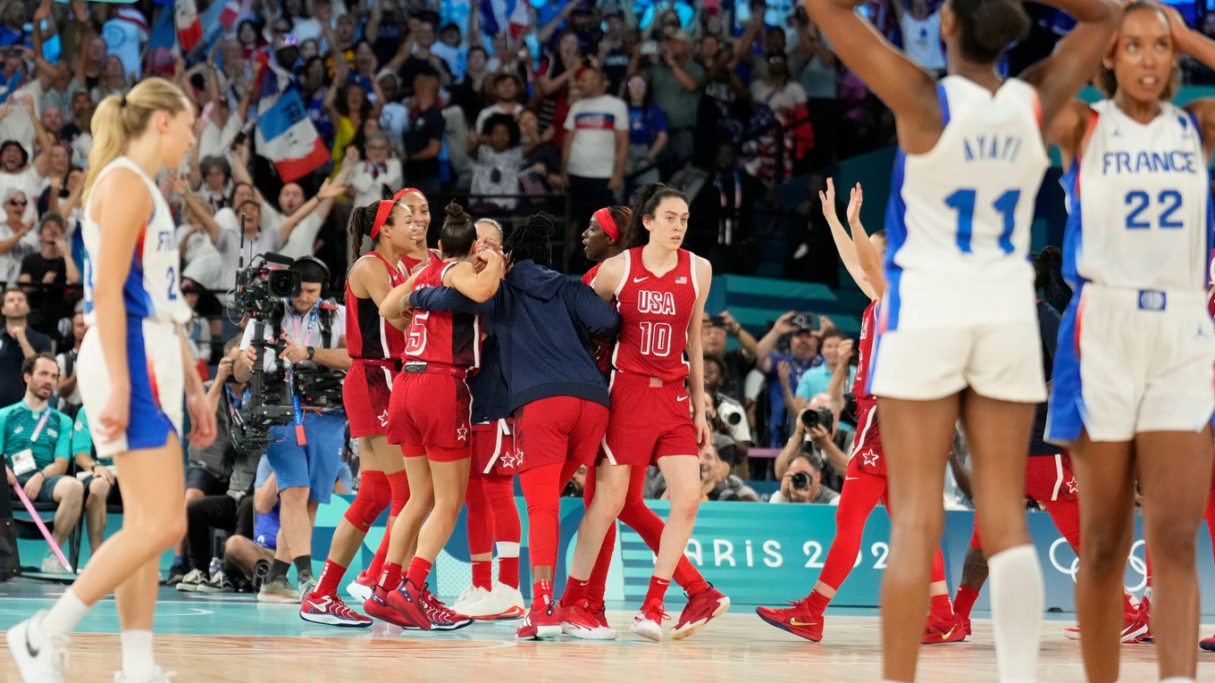 Americká radosť a francúzsky smútok po finále basketbalového turnaja žien na OH 2024.