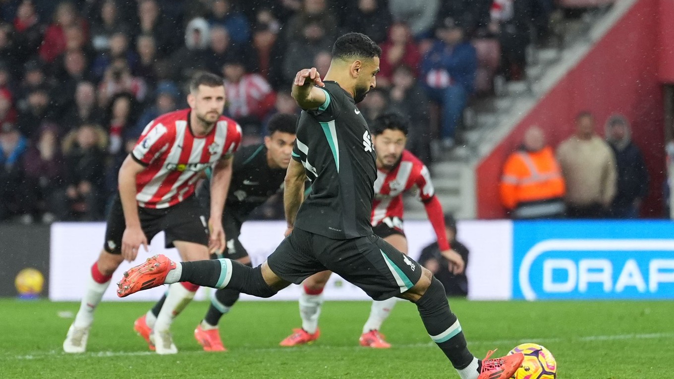 Mohamed Salah strieľa gól z penalty v zápase Southampton FC - Liverpool FC v 12. kole Premier League.