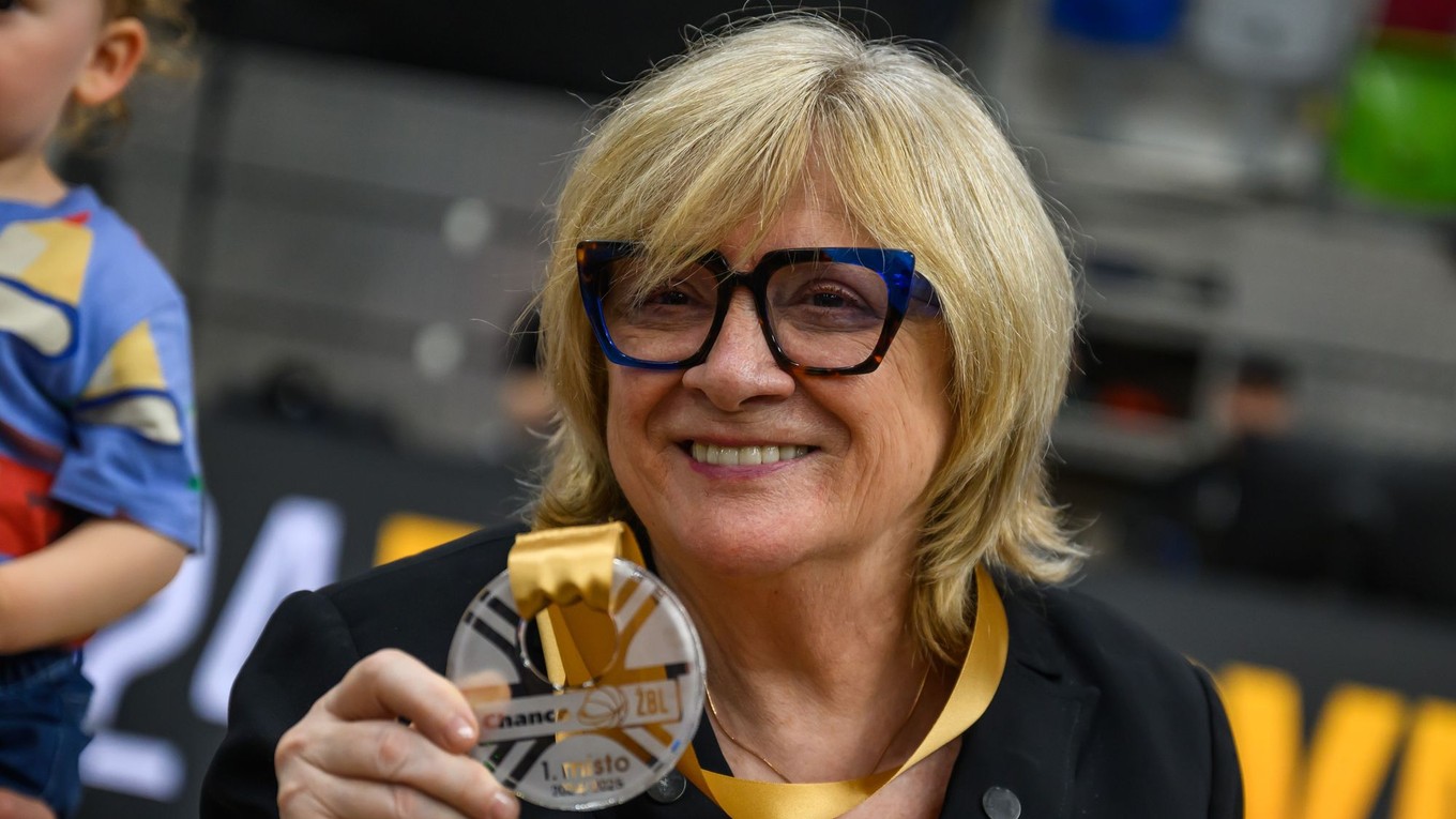 Trénerka USK Praha Natália Hejková pózuje so zlatou medailou.
