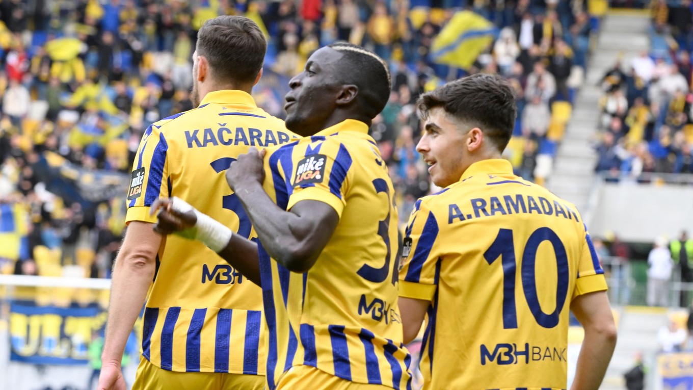 Futbalisti Dunajskej Stredy sa tešia z gólu na ilustračnom zábere.