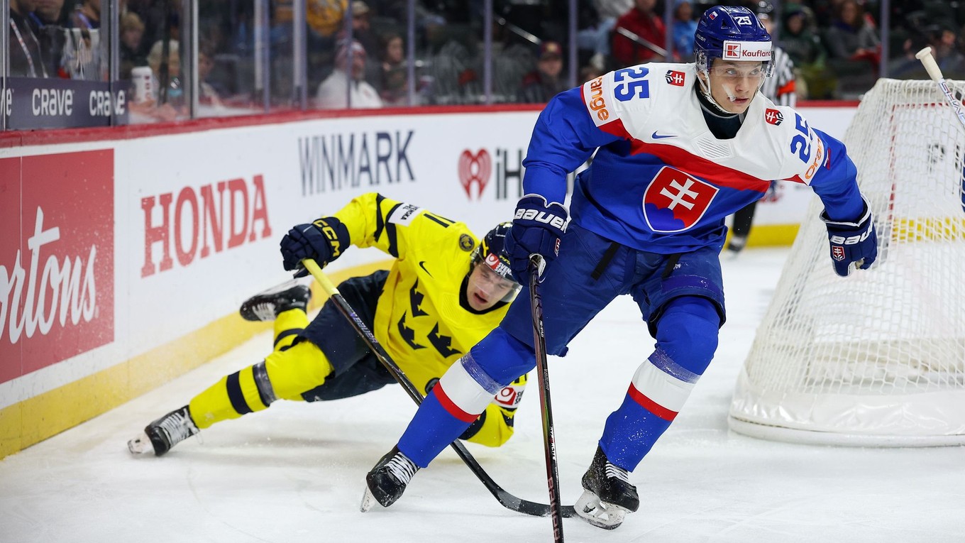 Slovenský hokejista Andrej Fabuš (vpravo) a hráč Švédska Lucas Pettersson bojujú o puk v zápase základnej A-skupiny Švédsko - Slovensko na MS hráčov do 20 rokov 2026.