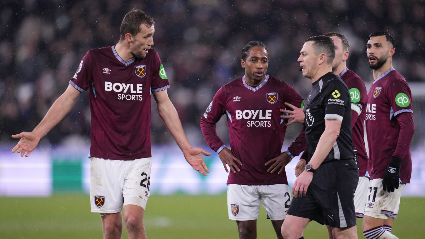 Tomáš Souček (vľavo) v rozhovore s rozhodcom