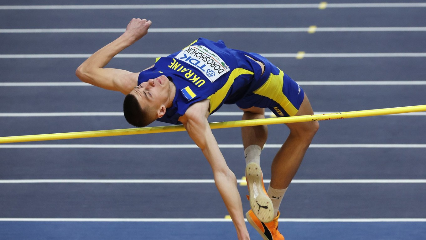Ukrajinský atlét Oleh Doroščuk počas  skoku do výšky na halových majstrovstvách sveta v poľskej Toruni.