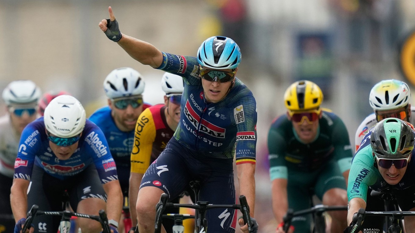 Na snímke belgický pretekár Tim Merlier (uprostred) z tímu Soudal Quick-Step víťazí v zvlnenej 12. etape cyklistických pretekov Tour de France.