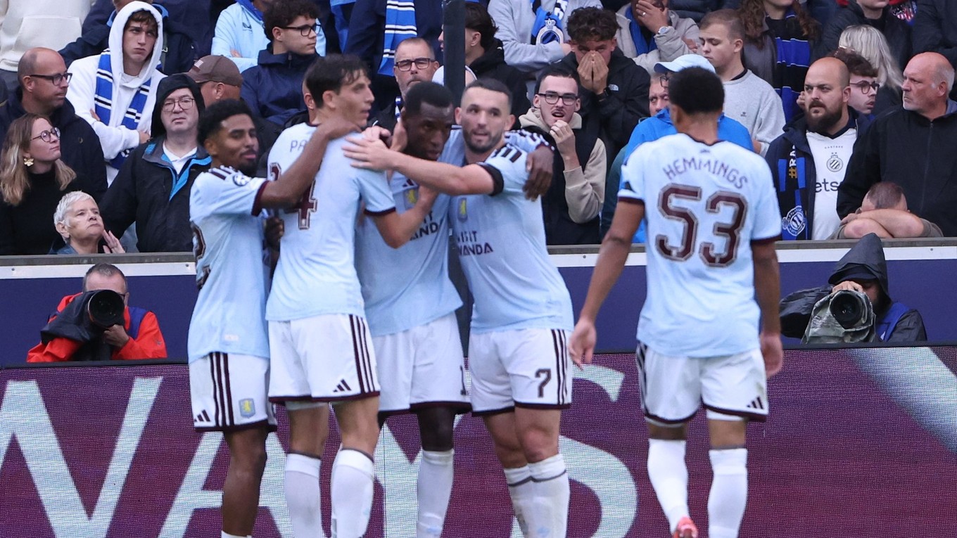 Aston Villa oslavuje gól.