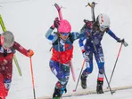 Slovenská reprezentantka v skialpinizme Marianna Jagerčíková (druhá sprava)