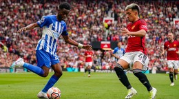 Argentínsky futbalista Lisandro Martinez (vpravo) v drese Manchestru United. 