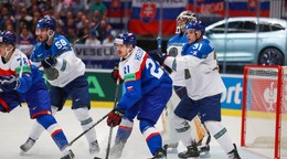 Martin Pospíšil a Miloš Kelemen v zápase Slovensko - Kazachstan v skupine B na MS v hokeji 2024.